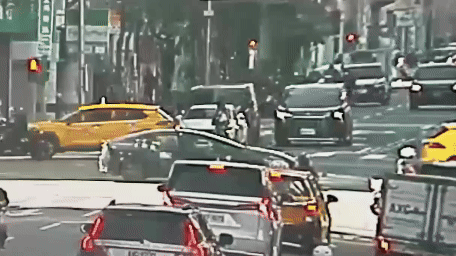 有片/小貨車駕駛疑恍神 北市街頭失控撞翻25輛機車