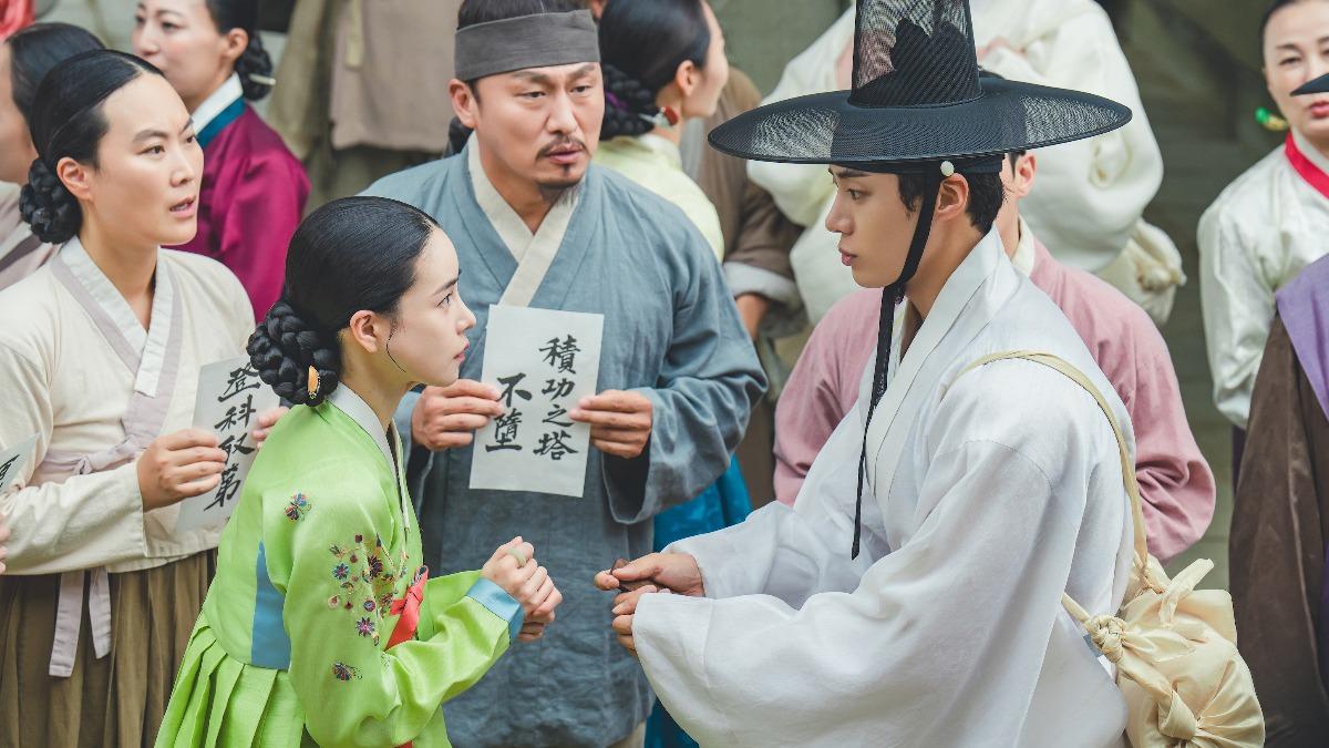 劇中秋泳愚(右)為了幫助林知衍,主動表達想去考科舉。(圖/Hami Video提供)