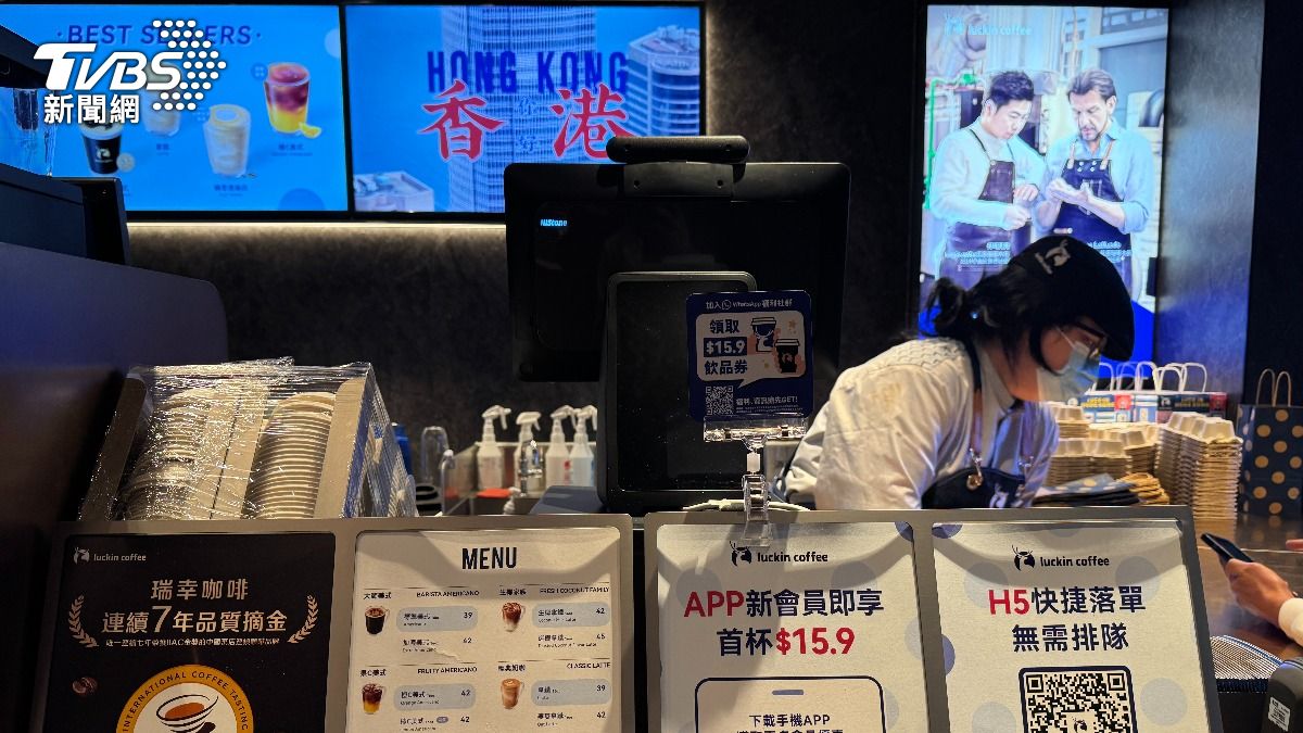 香港上環的瑞幸咖啡門店和菜單(蔡儀潔攝)