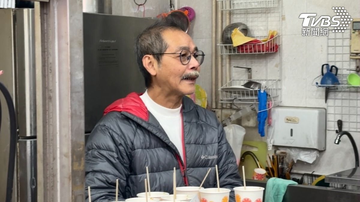香港老字號「德興魚蛋」老闆(蔡儀潔攝)