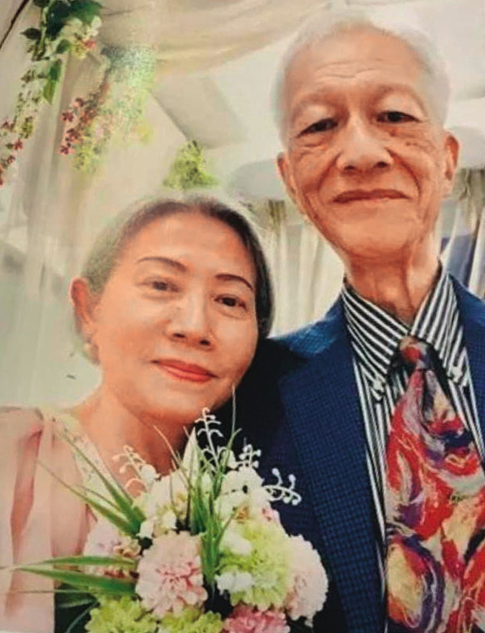 邱近思去年出書公開她於李怡過世前3個月在台北登記結婚的照片。(圖/翻攝自矢板明夫臉書)