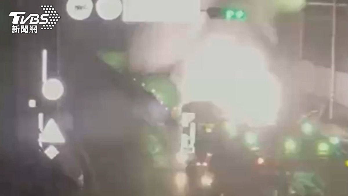 車輛撞擊後起火燃燒。(圖/TVBS)