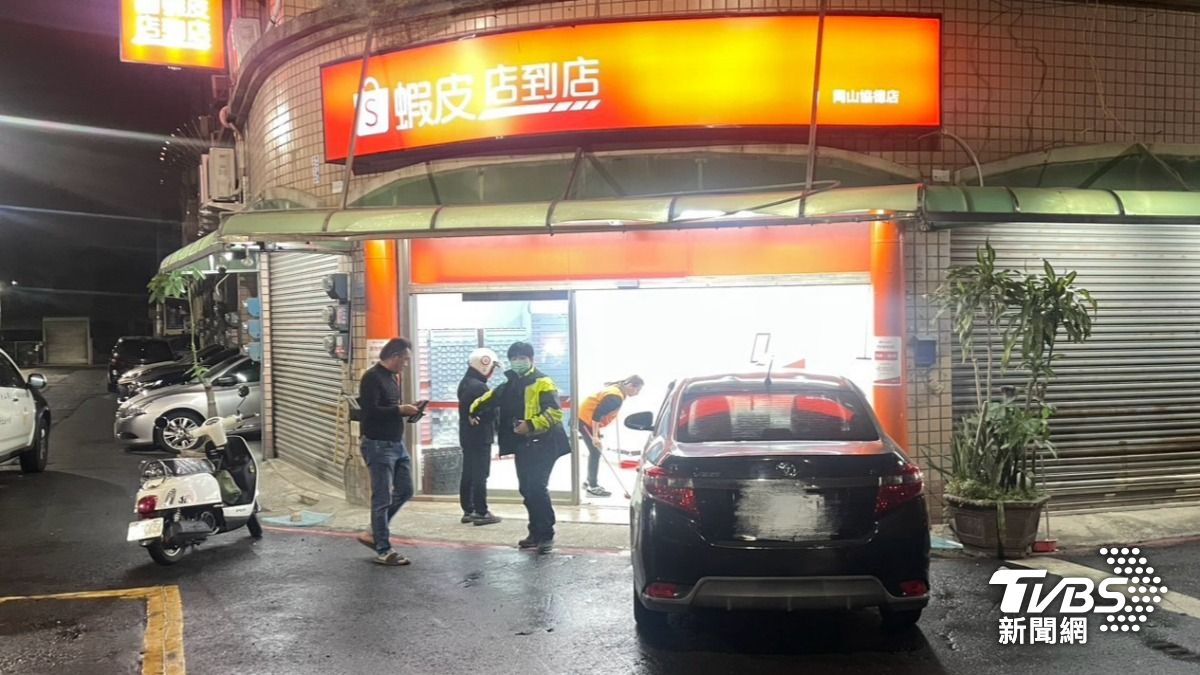 蝦皮店到店變「得來速」?高雄女要取貨 駕車撞入店還無照