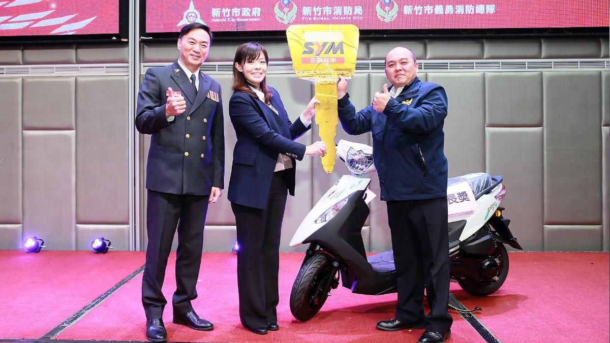 新竹市長高虹安出席消防局尾牙晚會，引起討論。（圖／翻攝自新竹市消防局）