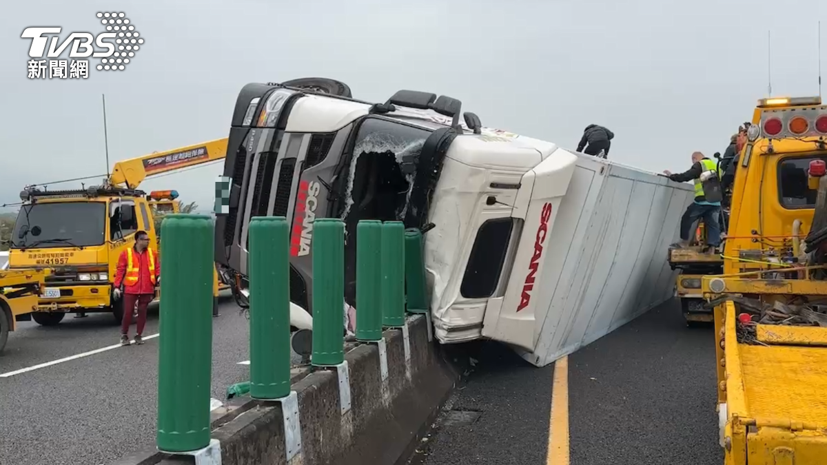 國3大貨車爆胎翻覆 「整段防眩板噴飛」高工局恐求償