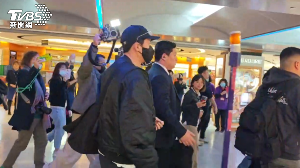 玄彬一身黑低調打扮入境。(圖/TVBS)