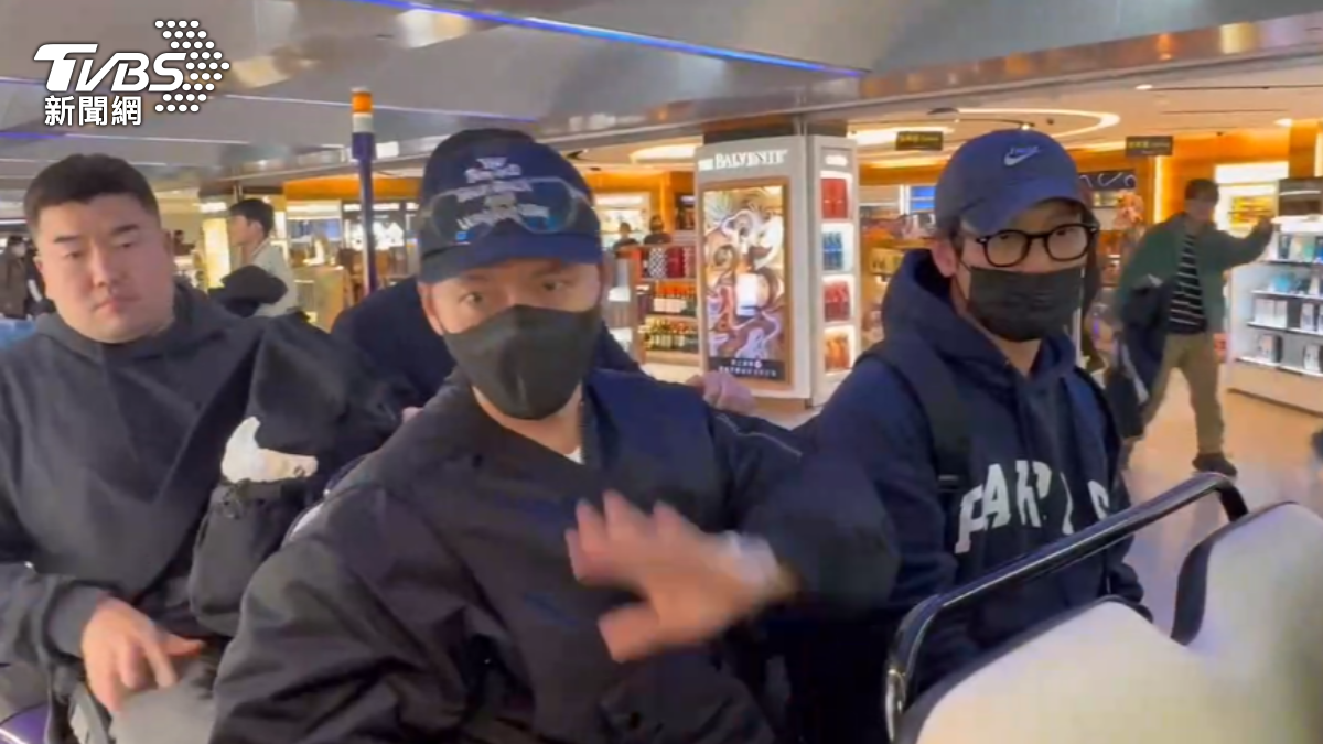 玄彬向鏡頭舉起手打招呼並點頭示意。(圖/TVBS)