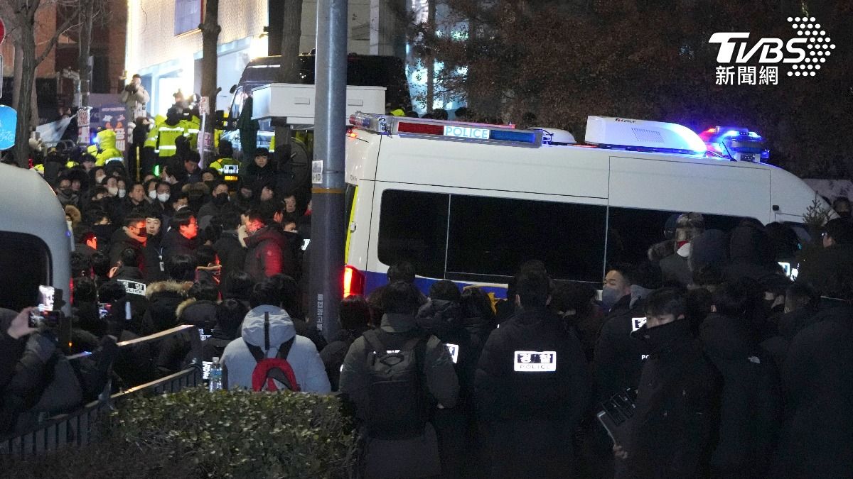 大批警方聚集在總統官邸。（圖／達志影像美聯社）