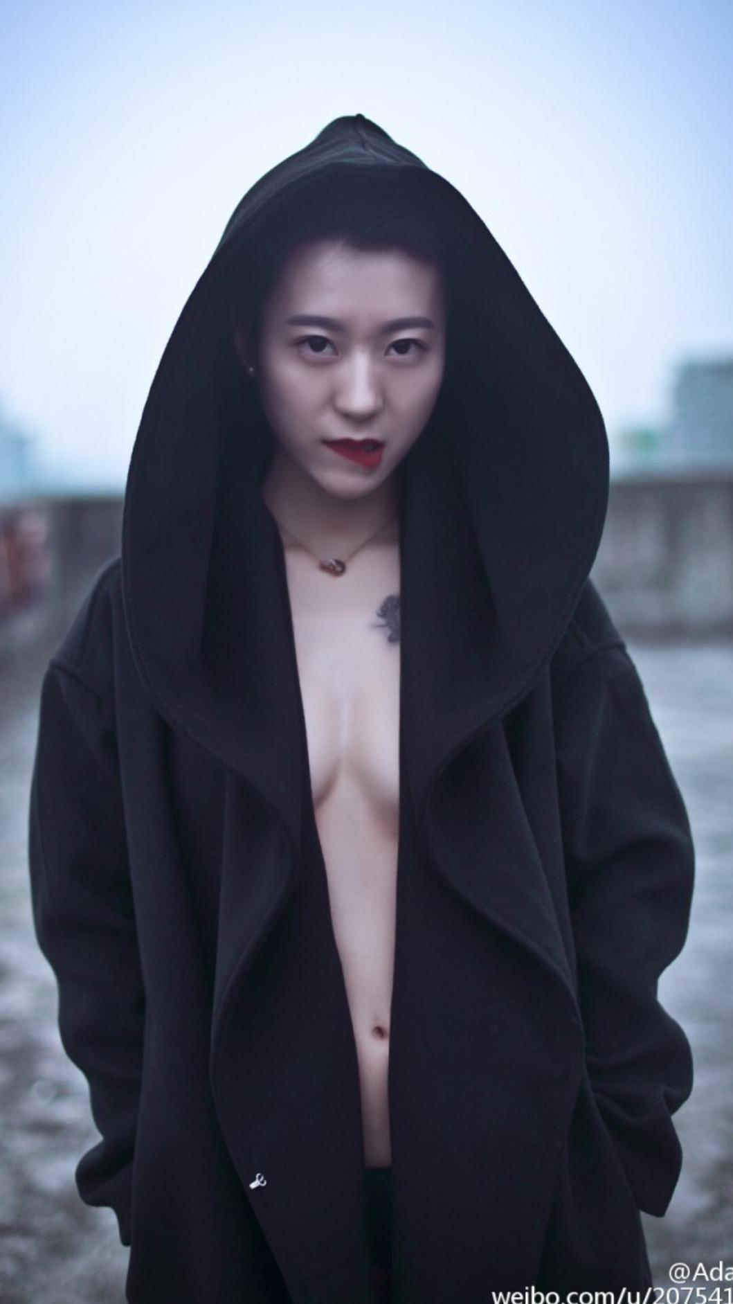 楊子晴自稱是李威玩過的X子。(圖/翻攝自微博)