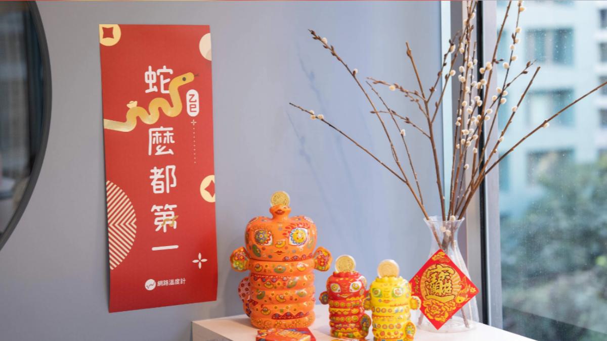 《網路溫度計DailyView》今年首次印製專屬春聯。(圖/網路溫度計)