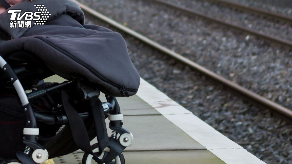 嬰兒推車滑向鐵軌!遭英火車撞翻 新生兒「迴旋甩飛」畫面曝