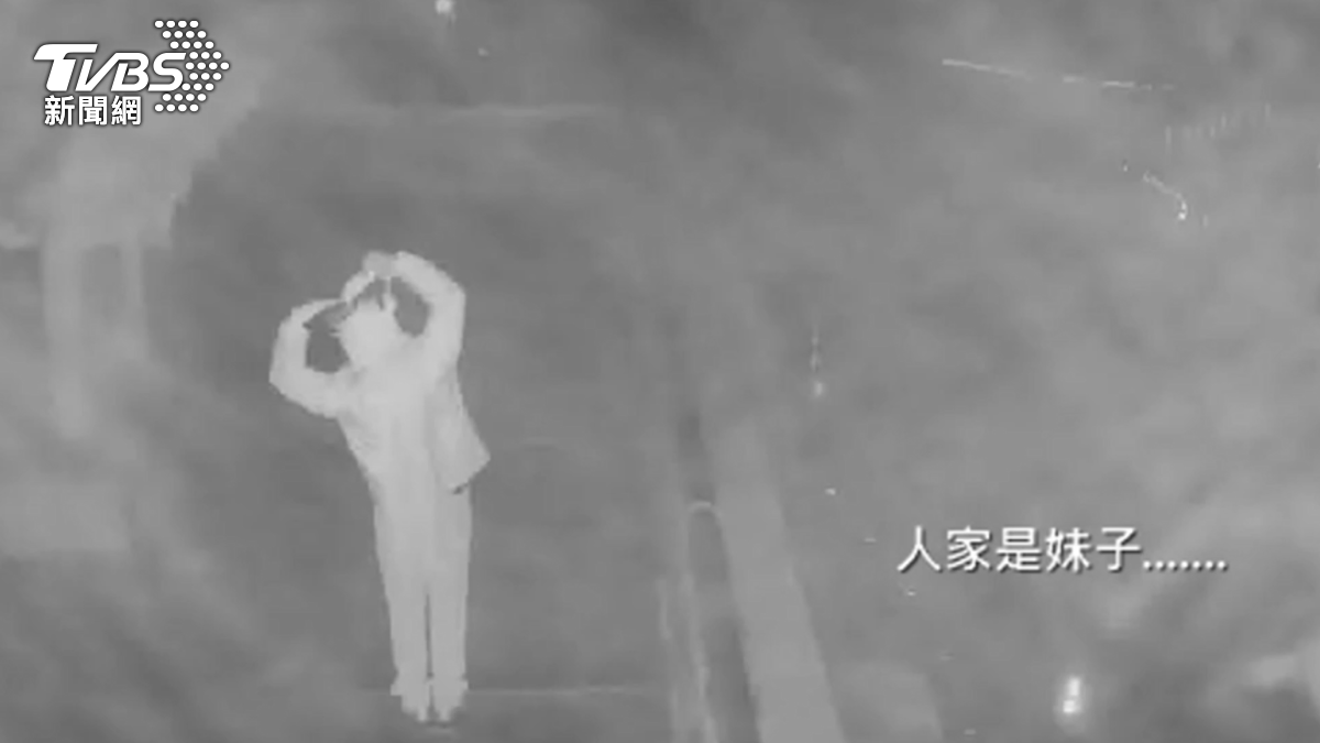 男子大比愛心。(圖/TVBS)