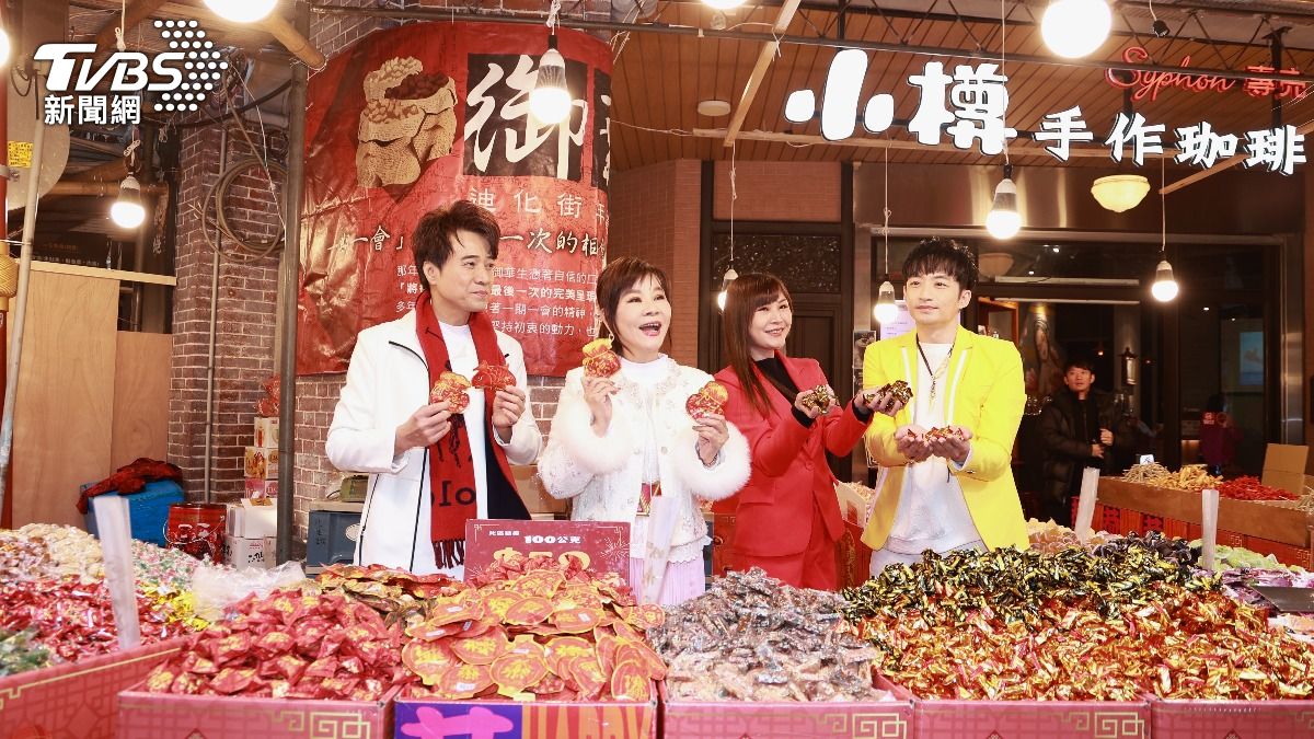 柯俊傑、龍千玉、林琇琪、葉諾帆逛年貨大街。(圖/黃城碩攝)