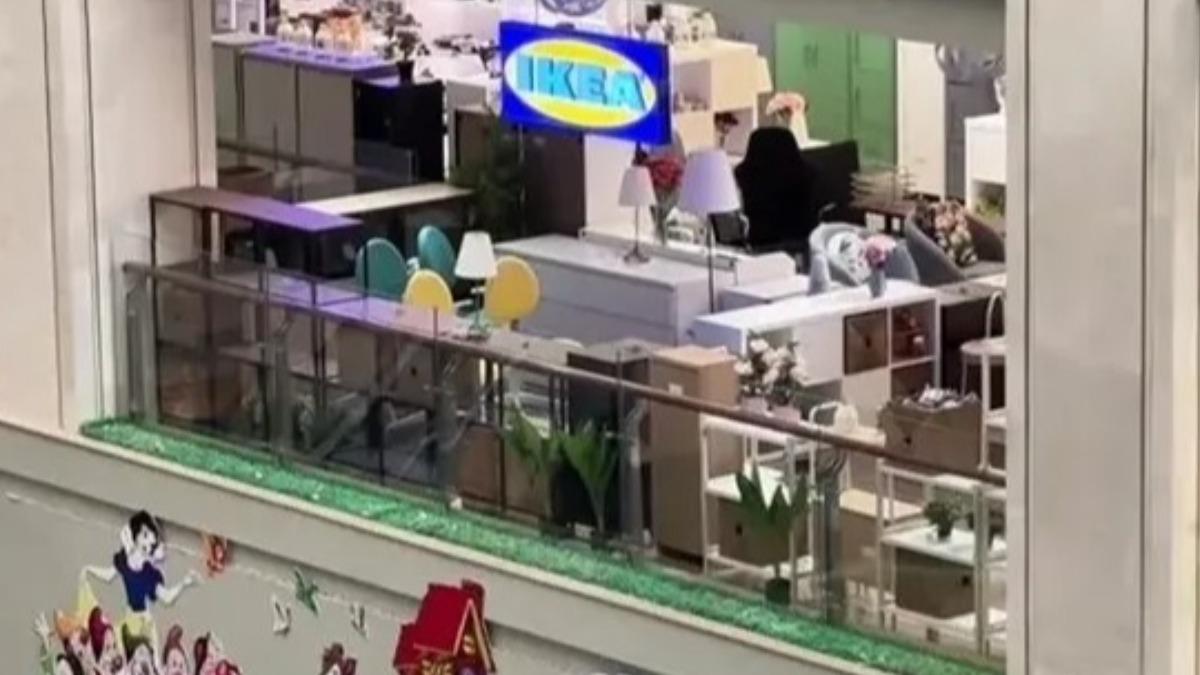 除了完全相同的名稱、Logo和藍黃配色,店內還模仿IKEA標誌性的儲藏模式。(圖/翻攝自Tiktok@dprk.times)