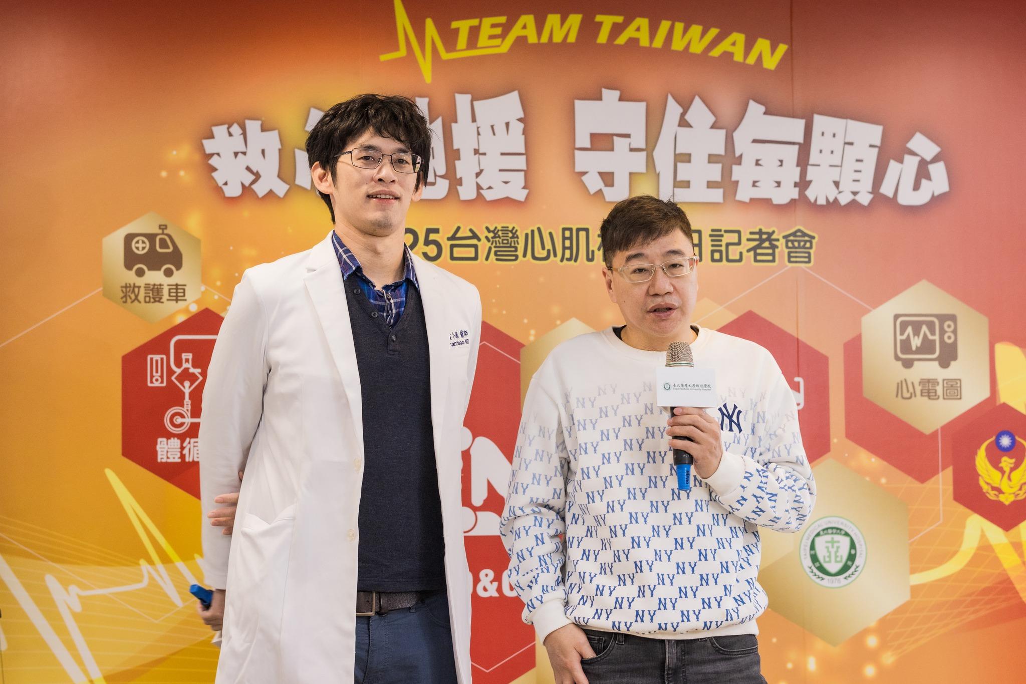 康復出院的許先生(右)來到記者會分享心路歷程。(圖/翻攝自「臺北醫學大學附設醫院」臉書)