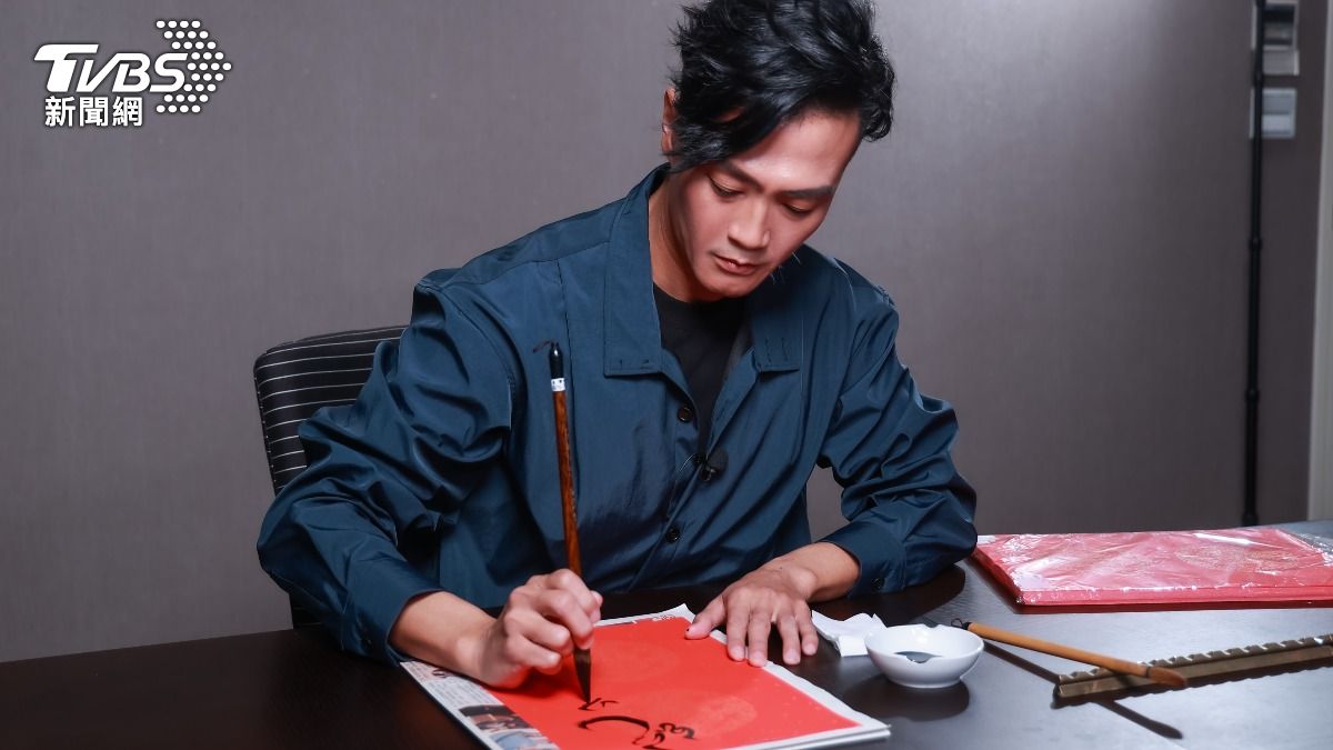 林俊逸往年都會販售春聯，但今年因個人規劃，僅送給《TVBS新聞網》讀者。（圖／趙世平攝）