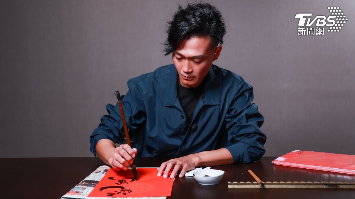 林俊逸曾被張棋惠要求客製化春聯，貼心的他也完成好友心願。（圖／趙世平攝）