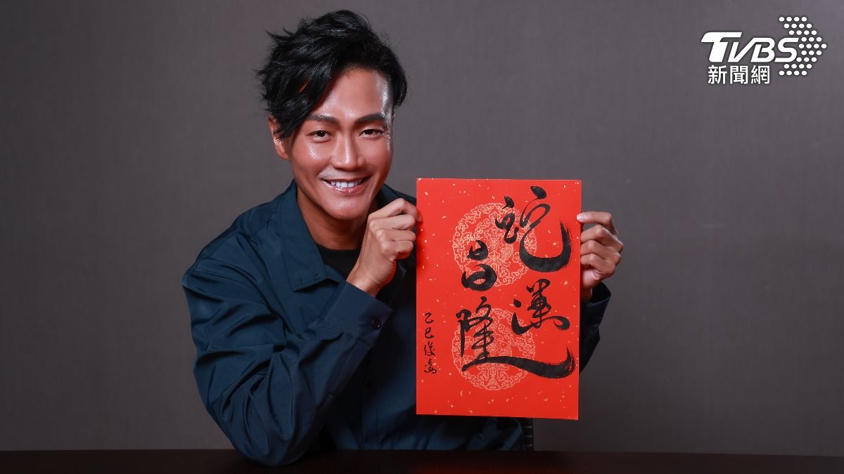 林俊逸將揮毫當作興趣，面對網友批評並不在意。（圖／趙世平攝）