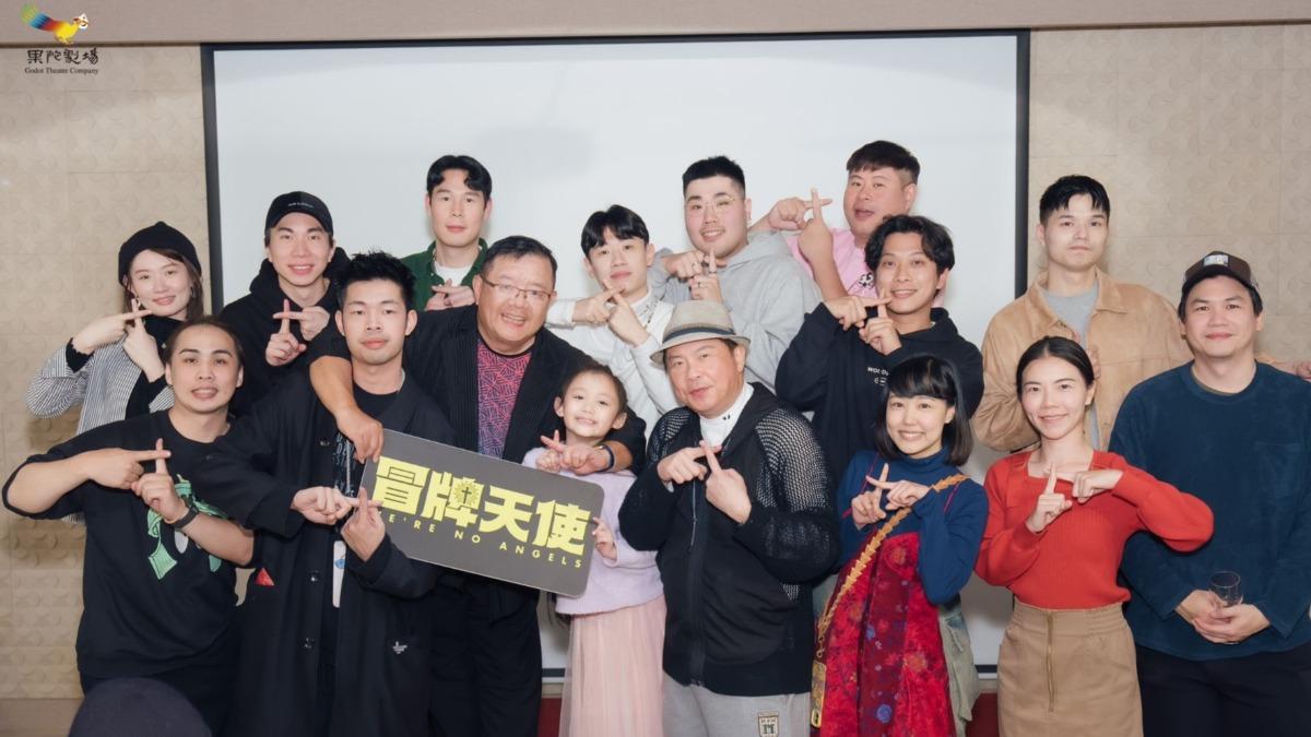 曾國城（前排中）出席尾牙拱加碼。（圖／果陀提供）