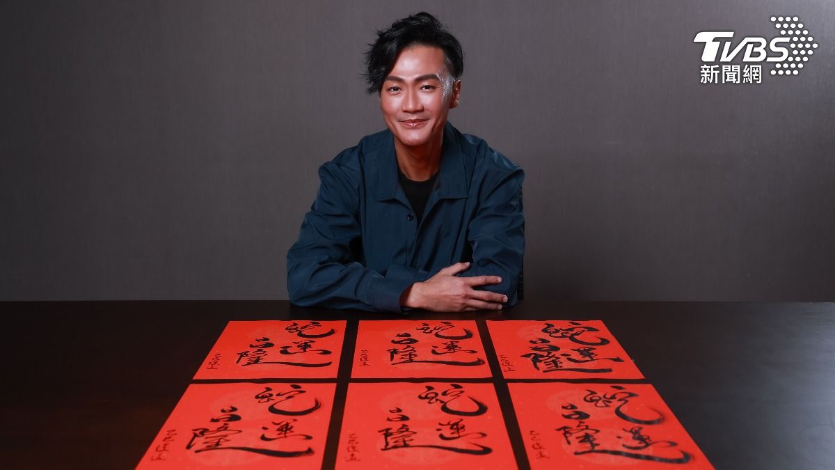 林俊逸揮毫蛇年春聯迎新春,也盼望2025年能有各類型的工作上門。(圖/趙世平攝)