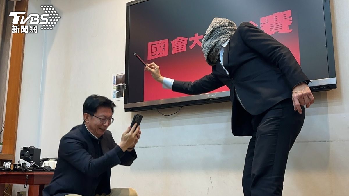 朝野攻防常爆衝突!國會大叔辦「拍照拳擊」 踩天堂路嗨舞