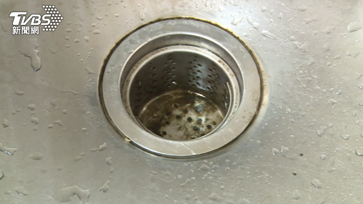 廚房水槽狂卡油垢!內行放「1物」秒乾淨:不用刷洗