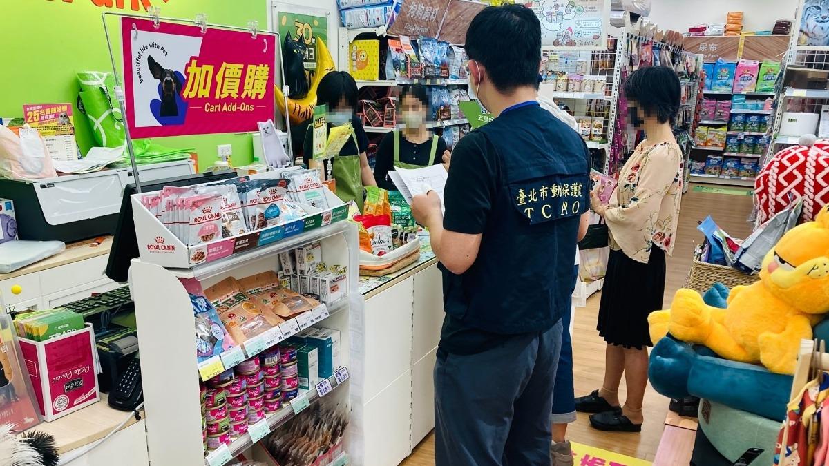 北市動保處抽驗100件產品，有2件寵物食品重金屬含量超標。（圖／北市動保處提供）