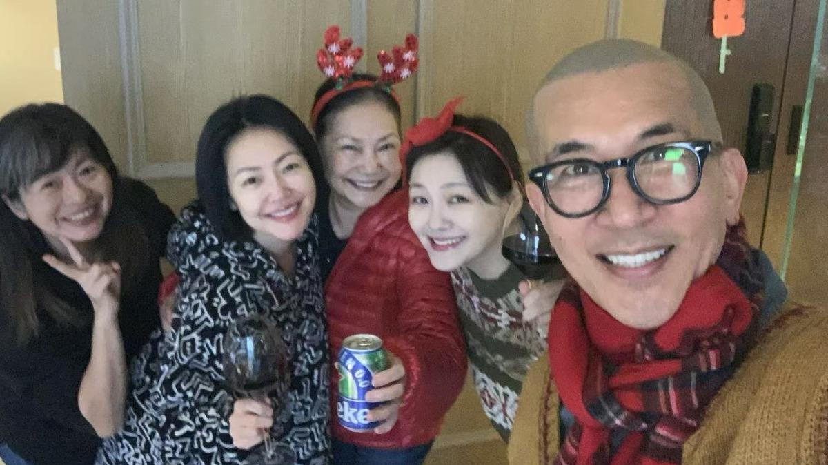 小S（左二）新刺青是姊夫具俊曄（右）幫她刺的。（圖／翻攝自 IG）