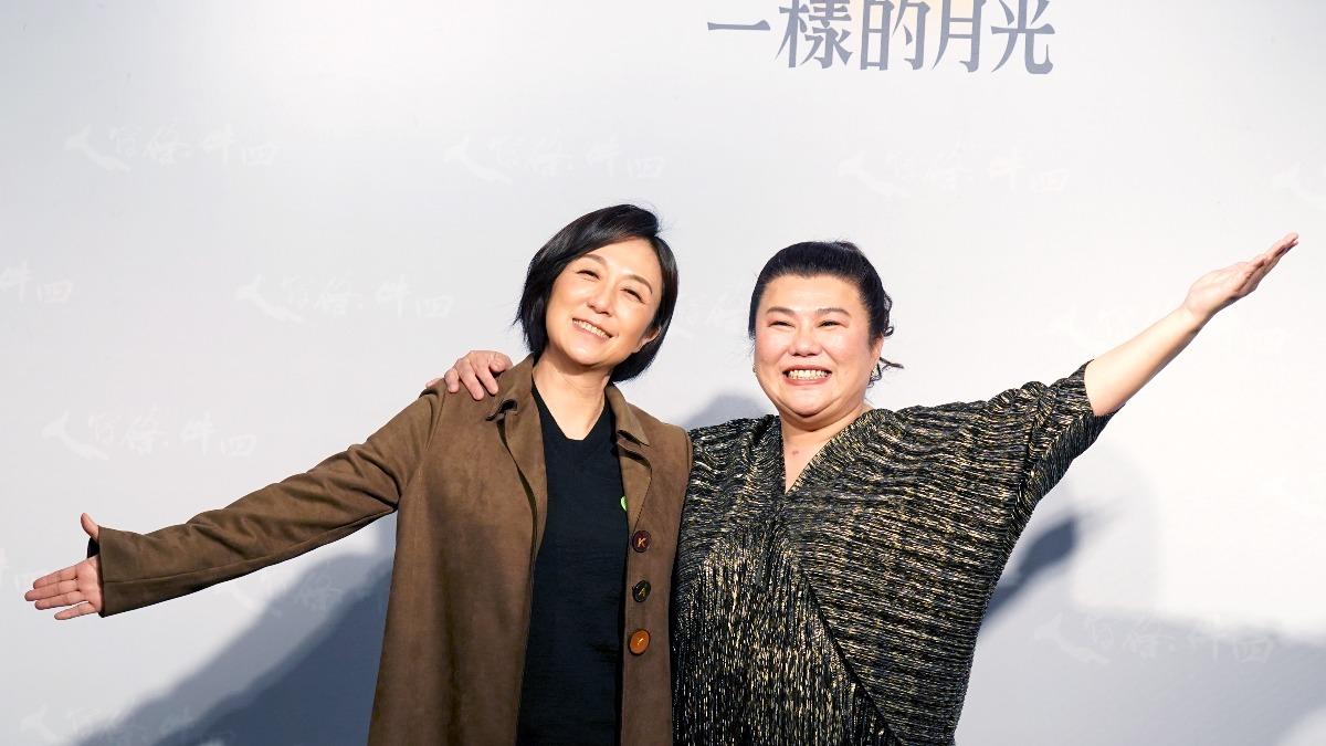 黃韻玲(左)與林美秀上演相愛相殺姊妹情。(圖/綠光劇團提供)