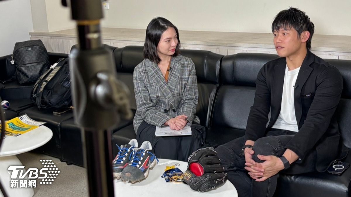 陳冠宇接受TVBS新聞網專訪，介紹12強著用裝備。（圖／區國強攝）