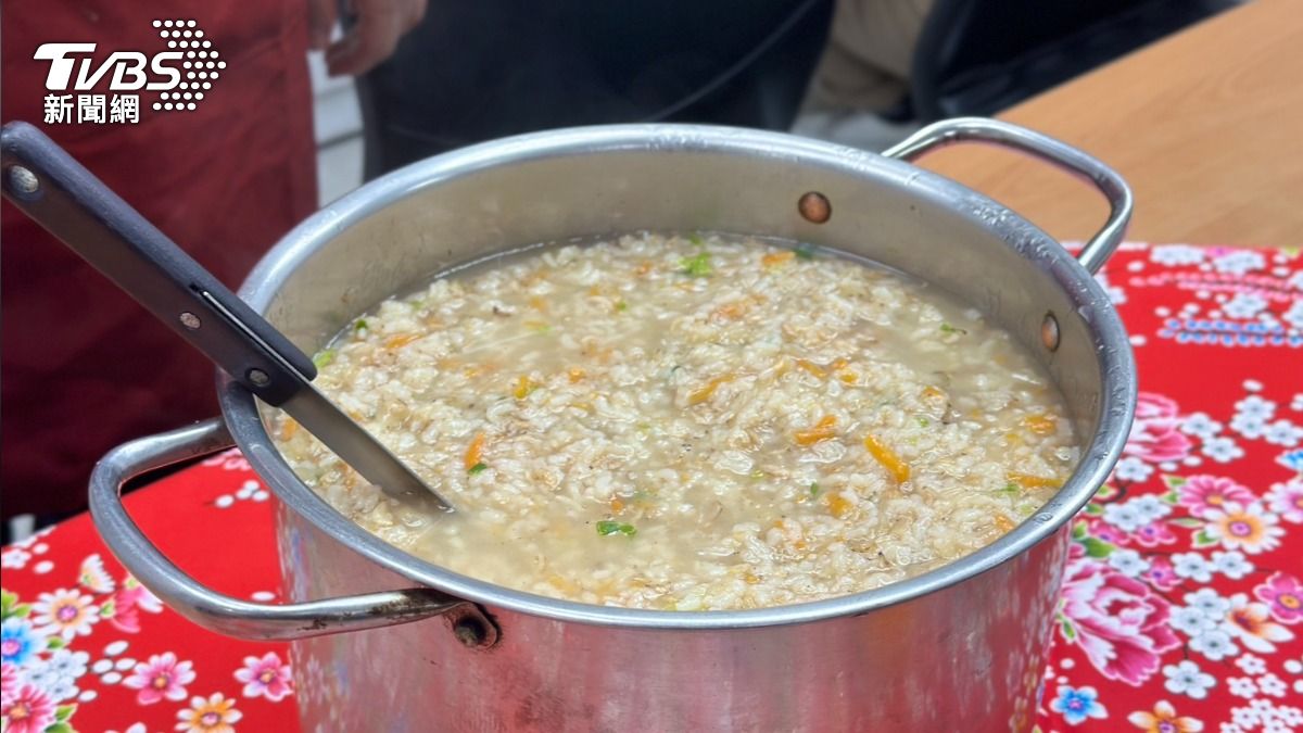 由雞骨高湯熬成的平安粥。(圖/潘袁詩羽攝)