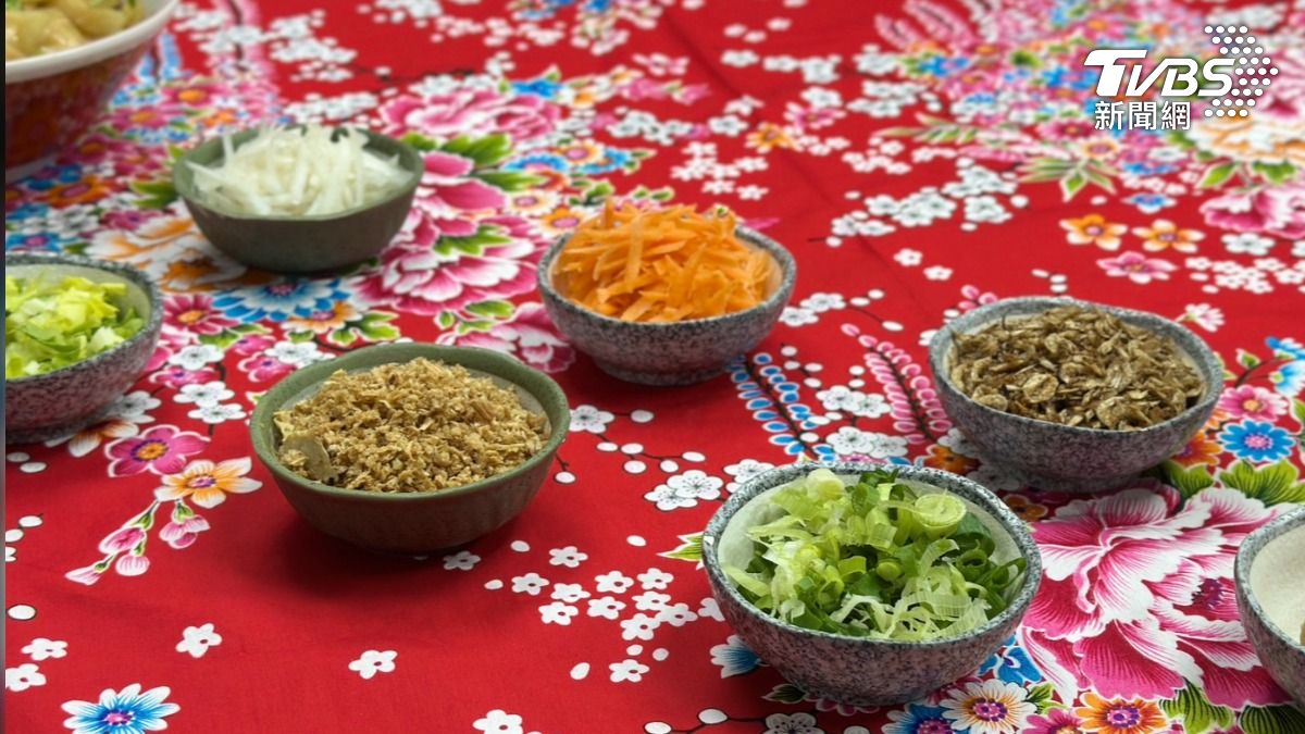 平安粥會加入的食材,包括紅白蘿蔔、蝦米與芹菜等。(圖/潘袁詩羽攝)
