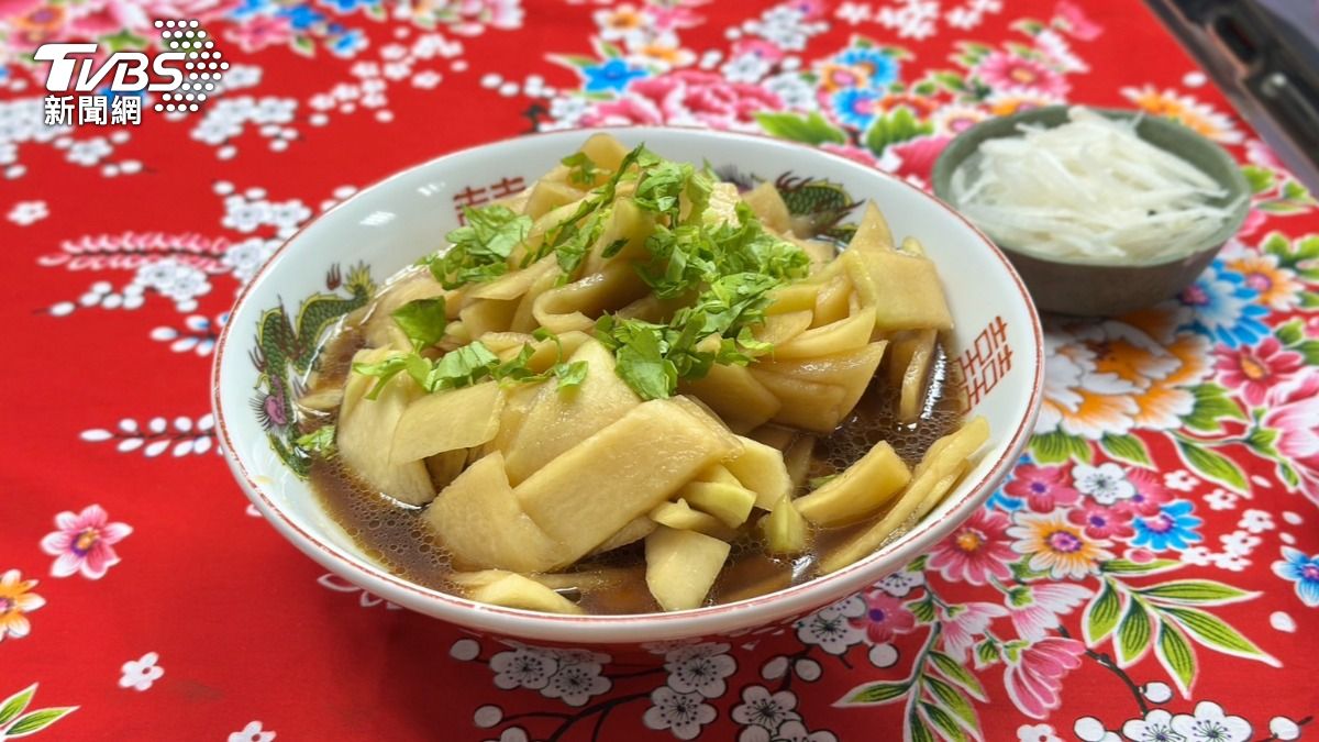 由陳俊宇助理「大廚」製作的大頭菜醃菜。(圖/潘袁詩羽攝)