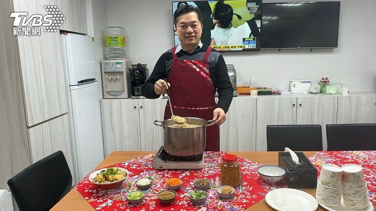 陳俊宇親自介紹宜蘭的平安粥習俗。(圖/潘袁詩羽攝)