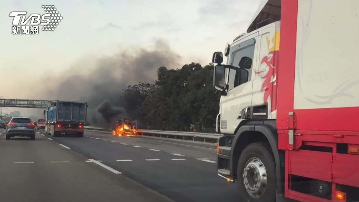 國道大溪段小貨車燒成火球　駕駛、乘客「四肢燒燙燒」送醫