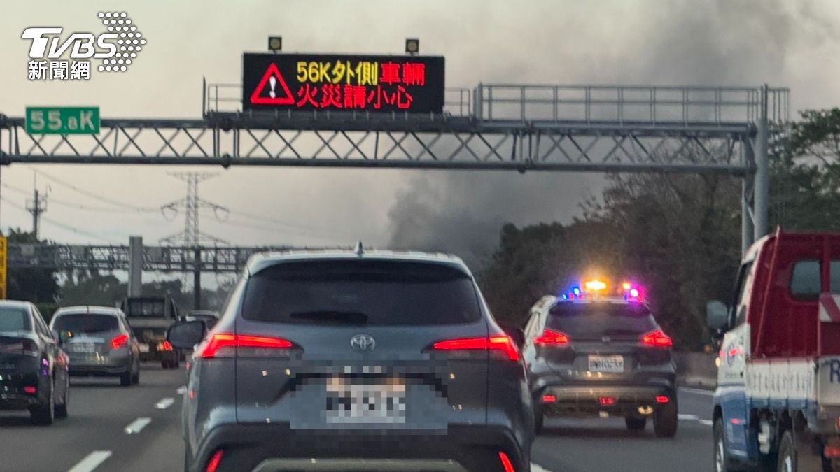 小貨車國道行駛中突然起火燃燒,導致國3南下鶯歌至大溪路段車流塞爆。(圖/TVBS)