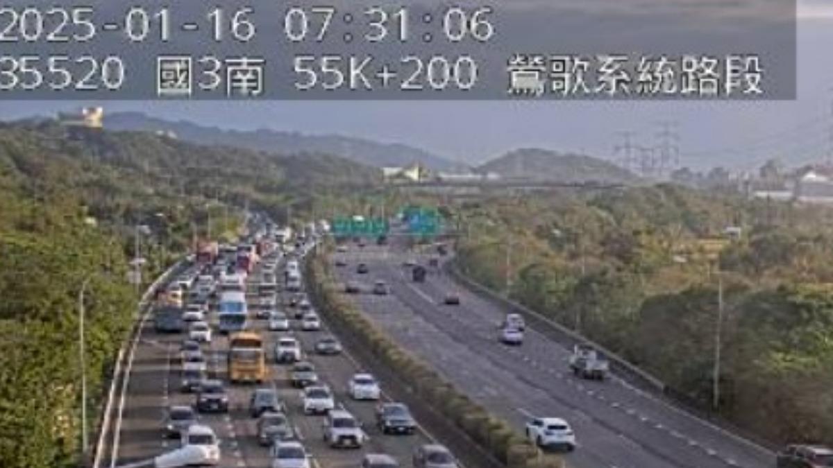 國道3號鶯歌至大溪車流塞爆。(圖/國道即時路況)