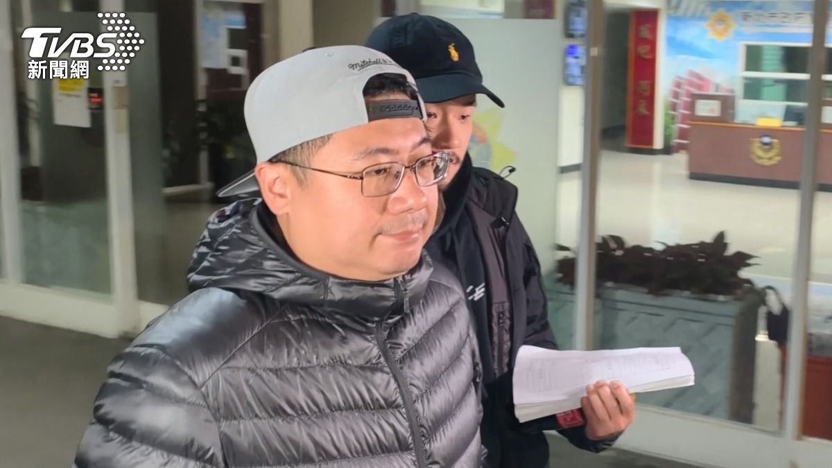 土城分局偵查隊長黃祺瑋移送台北地檢署。(圖/陳冠宇攝)