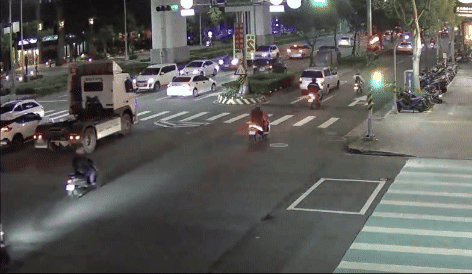 有片/新北曳引車失控衝分隔島撞爆電箱 路樹斷裂險砸騎士