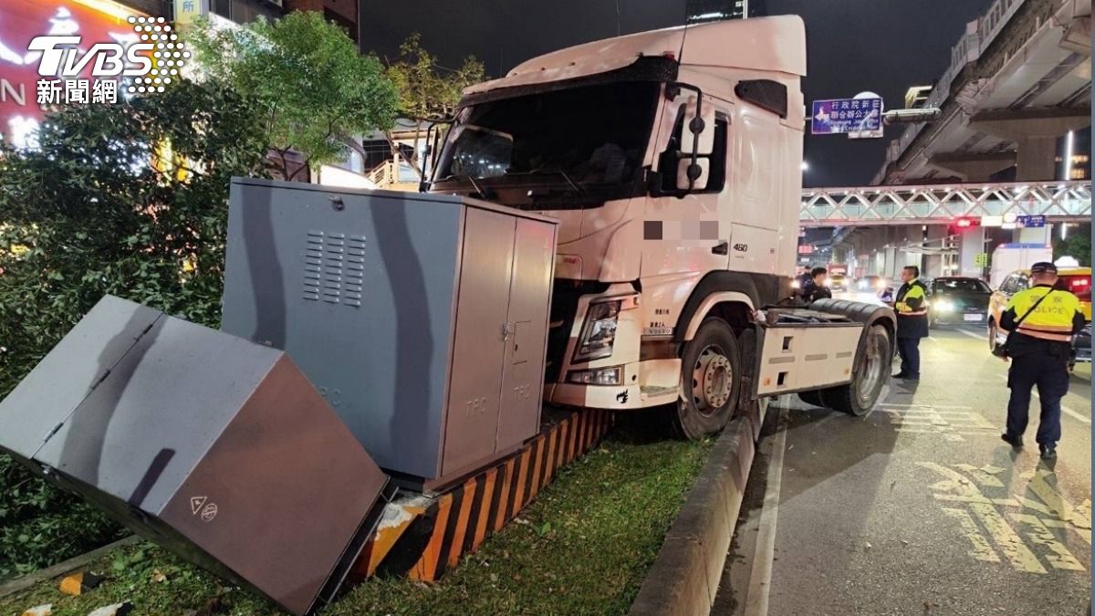 曳引車失控衝撞變電箱。(圖/TVBS)