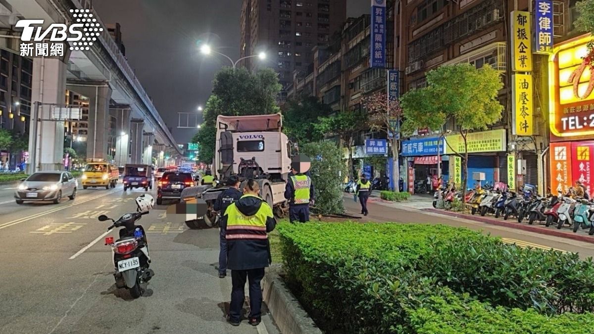 曳引車失控衝撞變電箱,造成路樹斷裂。(圖/TVBS)
