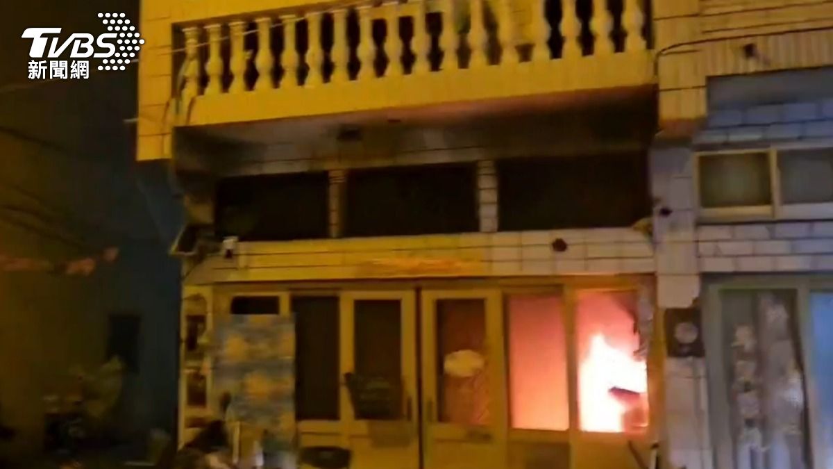 澎湖民宅深夜傳爆炸聲！疑電動機車充電起火　3人躲陽台嗆傷