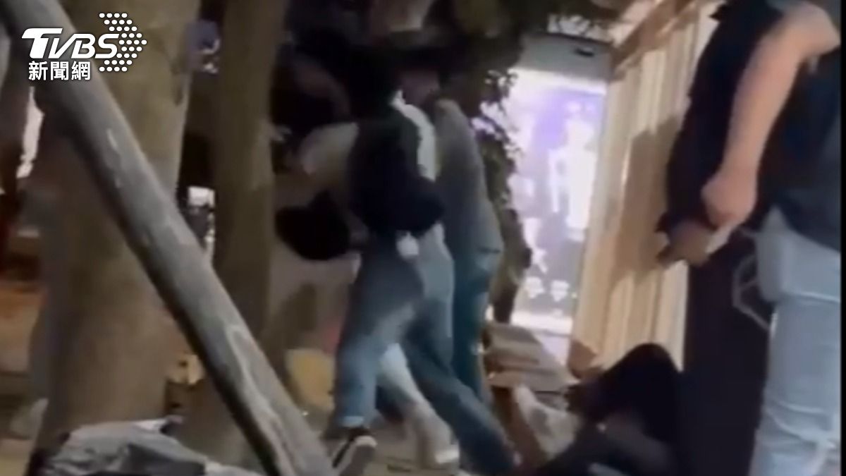 警到場辯六人沒打架,民眾提供衝突影片打臉。(圖/TVBS)