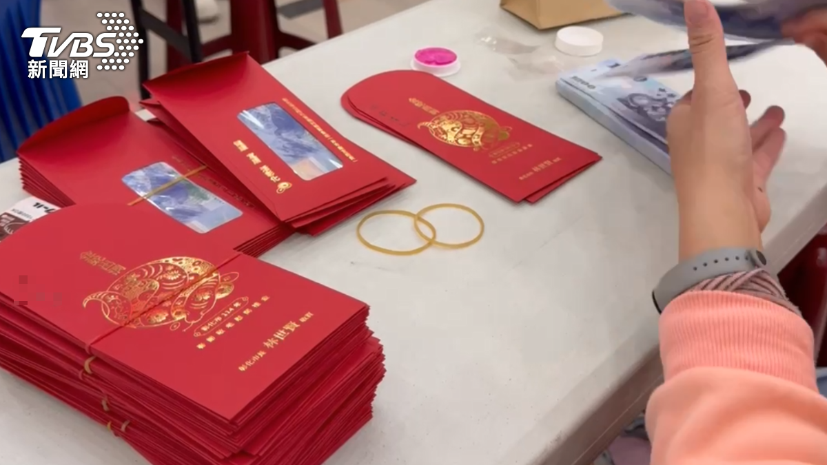 禮金進行分裝。（圖／TVBS）