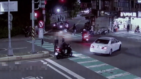 有片/「喇叭不是萬能!」女騎士猛撞轉彎車 驚悚前空翻全直擊