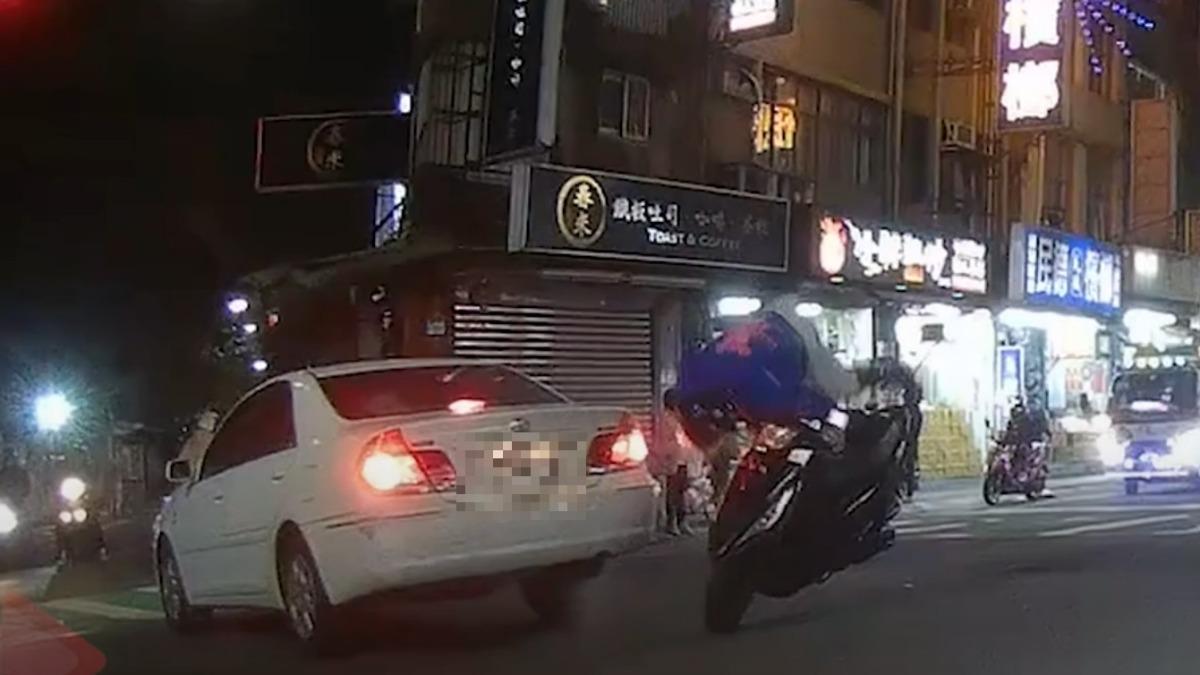 女騎士猛力撞上車身後「前空翻」重摔在地。(圖/YouTube WoWtchout - 地圖型行車影像分享平台)
