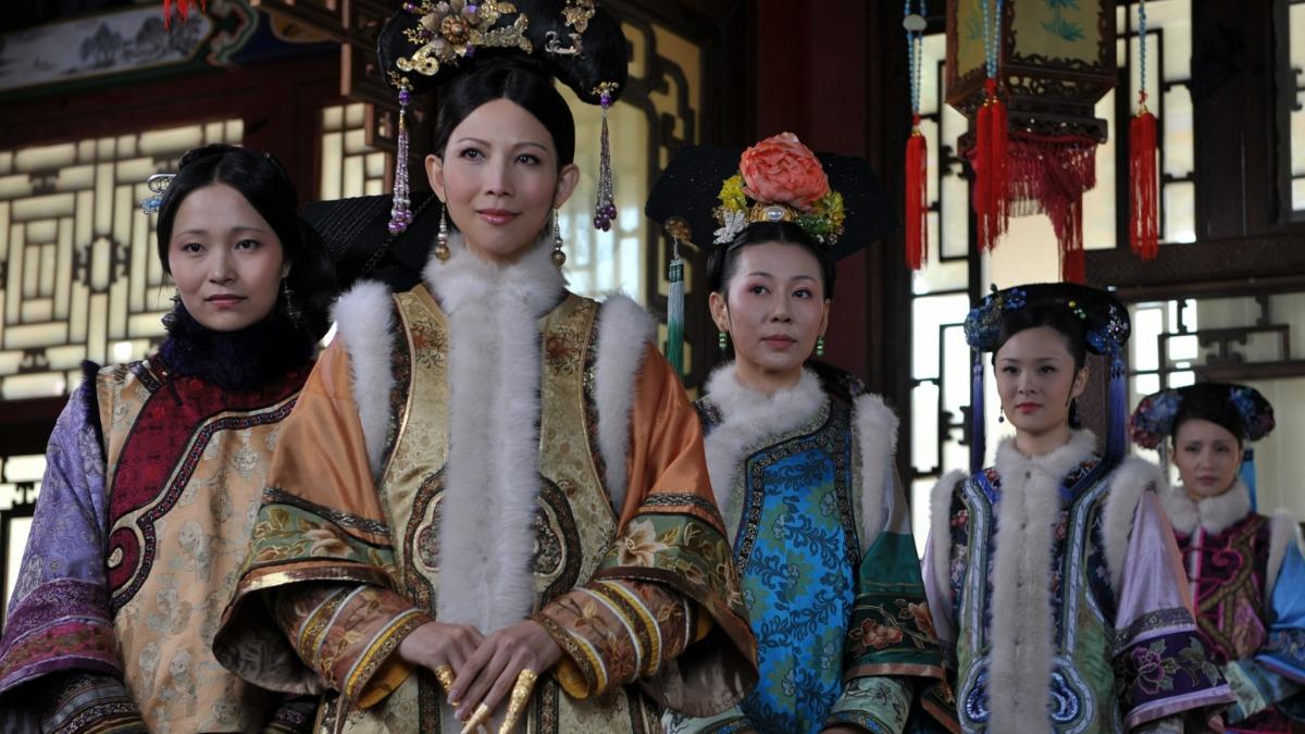 蔡少芬(左二)在《後宮甄嬛傳》飾演反派。(圖/八大提供)