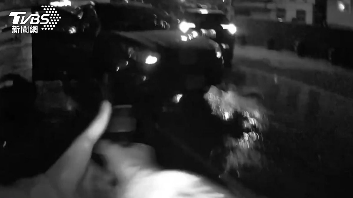 暗夜盤查可疑車輛遭倒車衝撞…警轟2槍制止 1警手肘挫傷