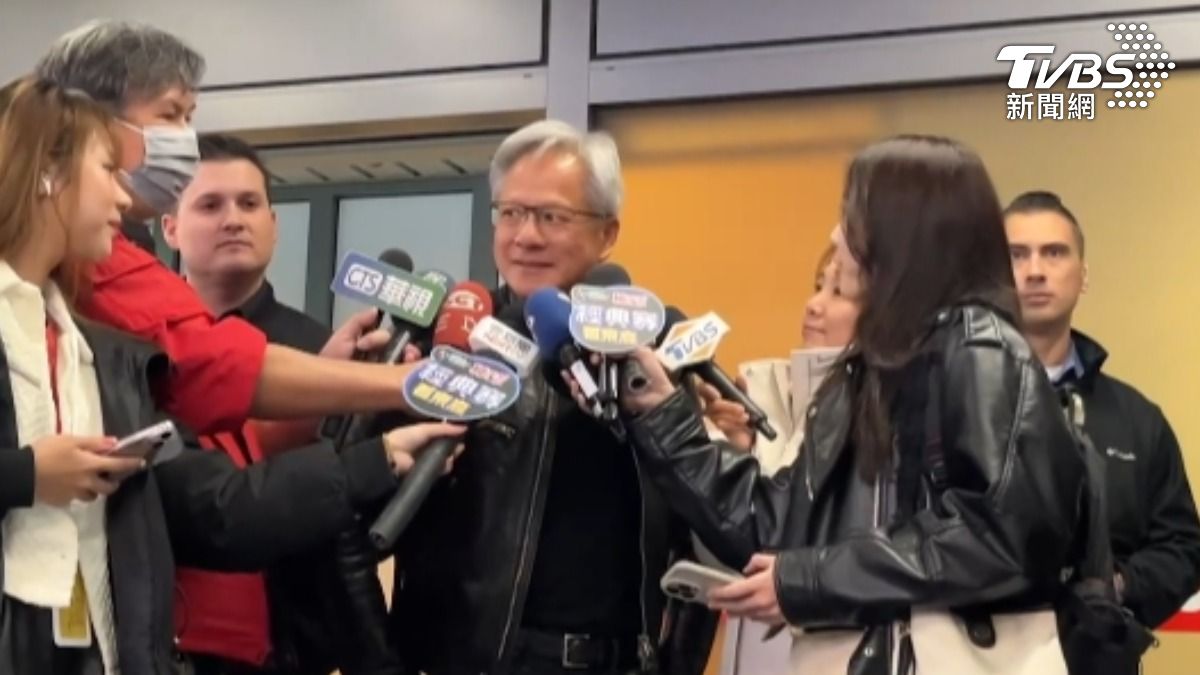 黃仁勳抵台中!婦人激動「倒進懷裡」 合照、簽名超寵粉