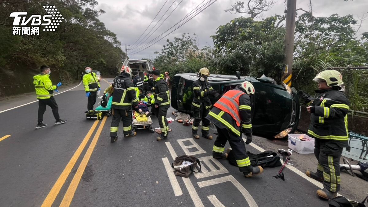 快訊／林口小轎車山路自撞翻覆　駕駛、8旬乘客受困獲救